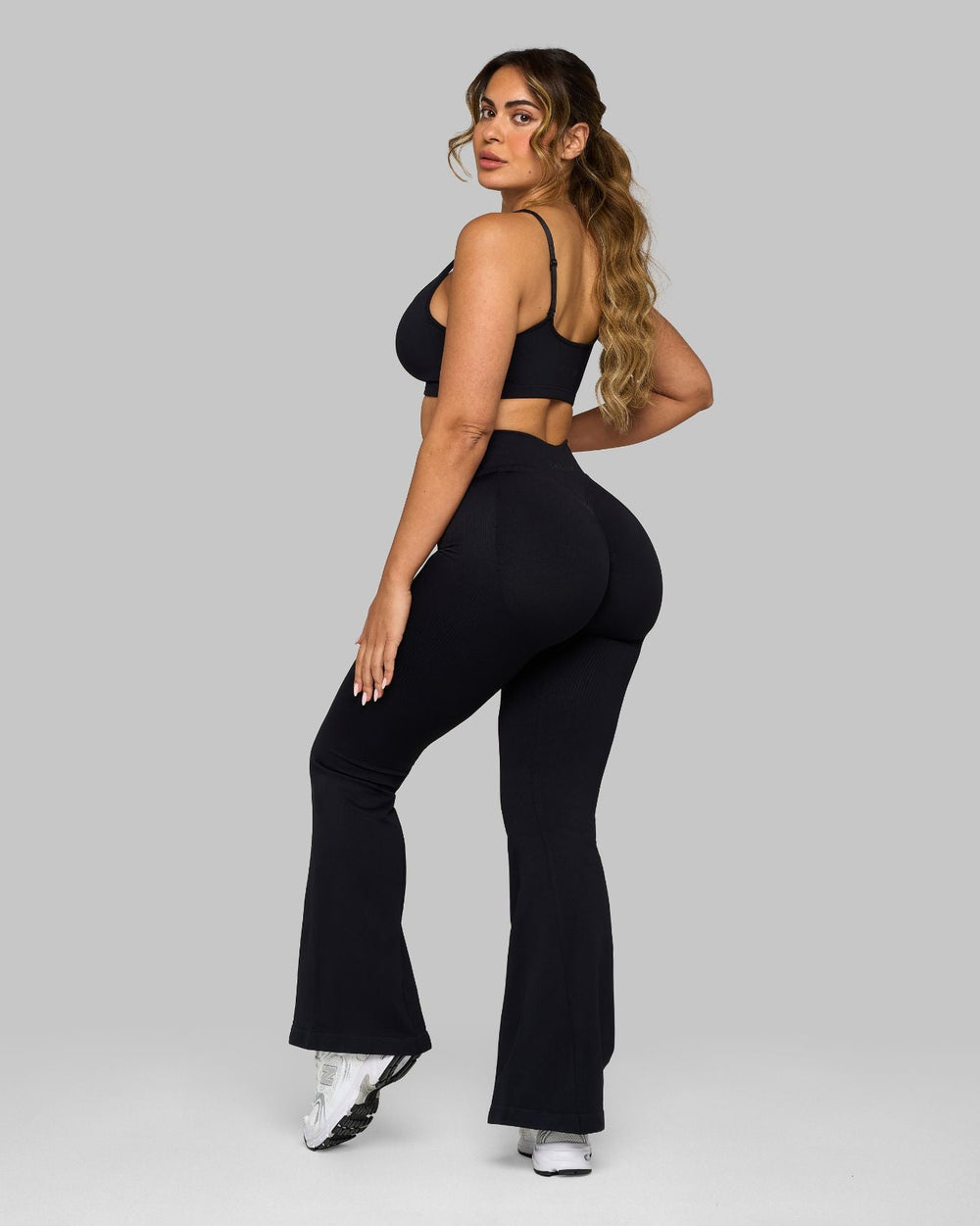 Elevate™ Sculpting Mid V-Waist Scrunch Flare | Night Black