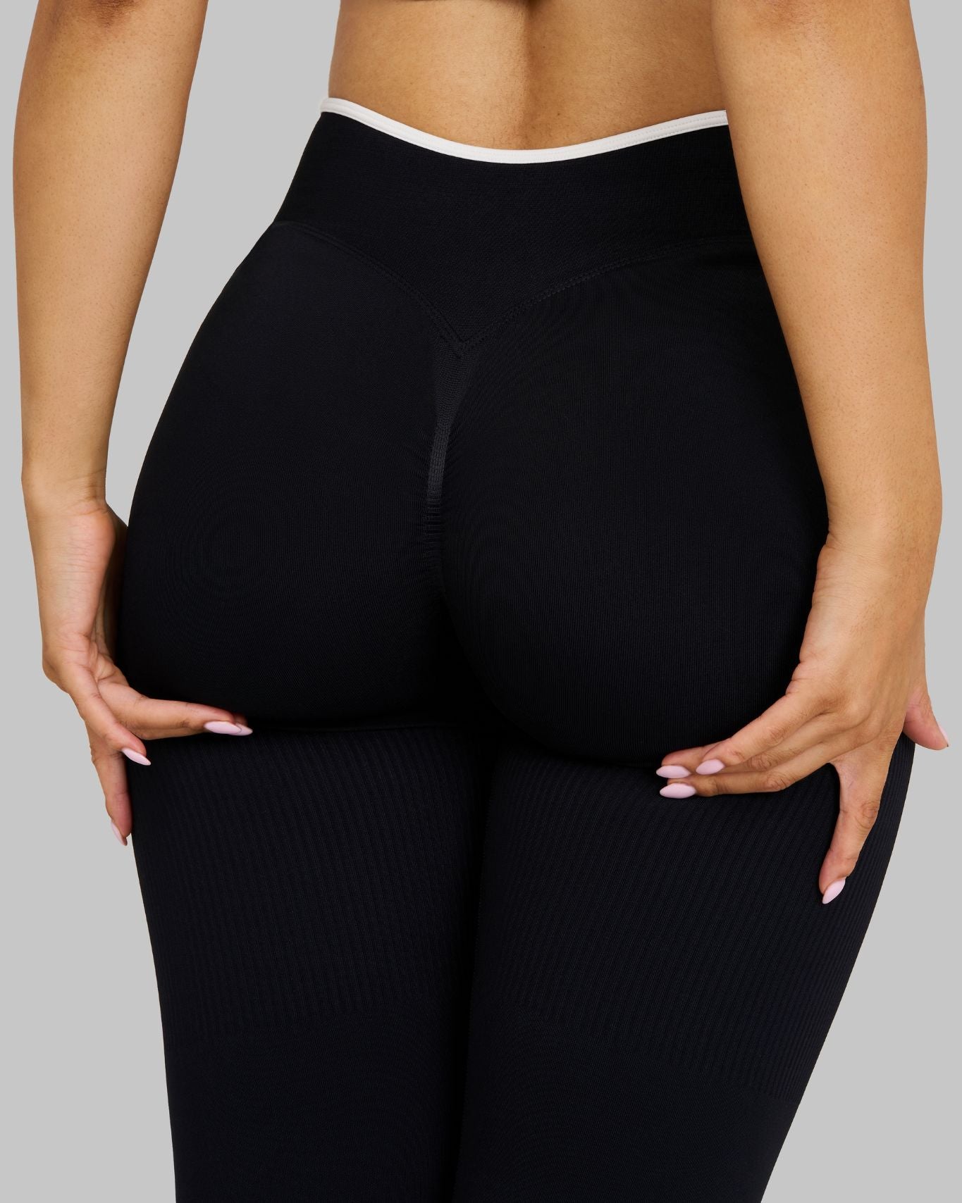 Outline V-Waist Leggings | Night Black