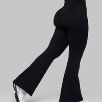 Elevate™ Sculpting Mid V-Waist Scrunch Flare | Night Black