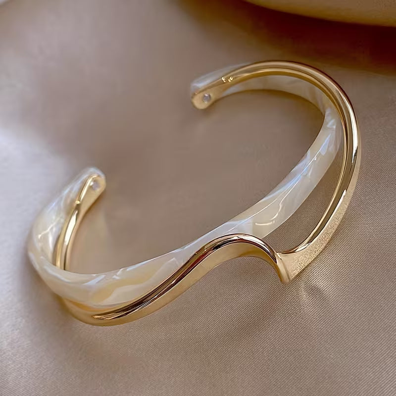 White Opal Elegant Gold Bracelet — image 1