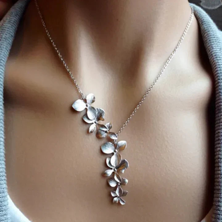 Vintage Silver Flower Necklace — image 1